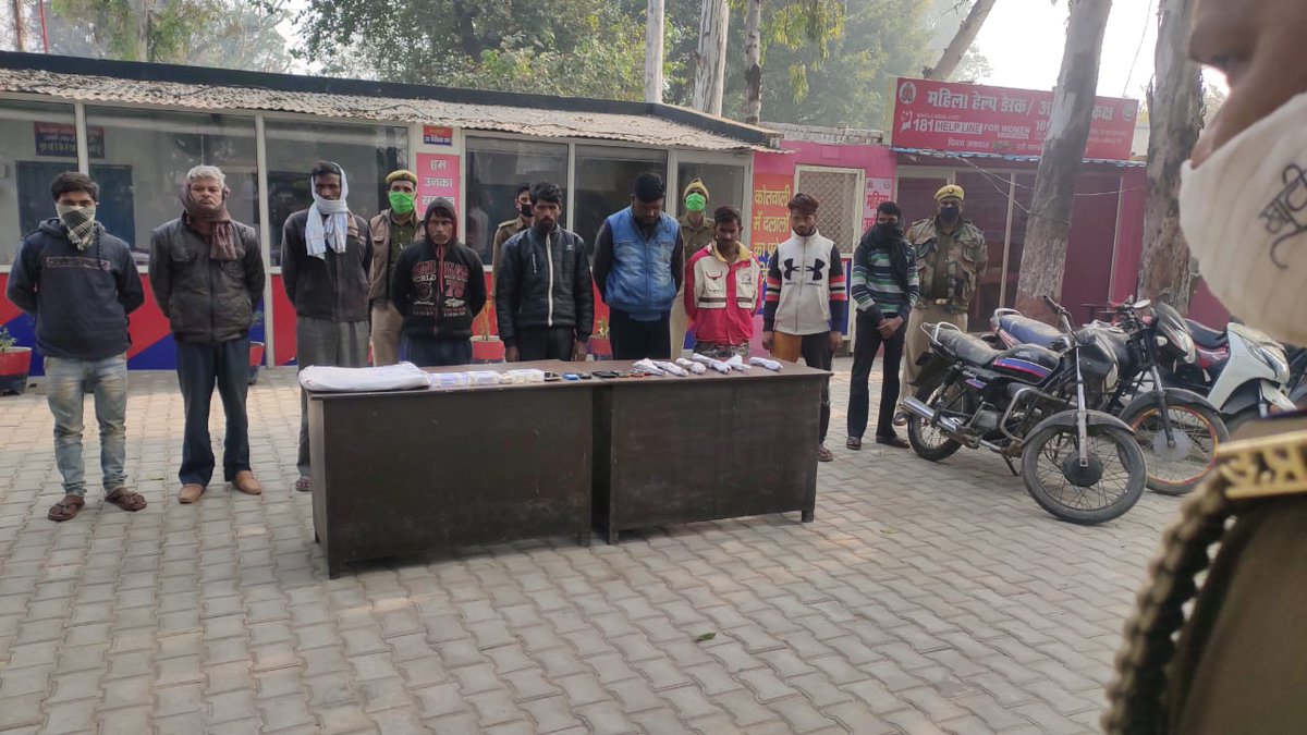 shahjahanpurpol's tweet image. Psरोजा/SOG #shahjahanpurpol ने पुलिस मुठभेड़ के दौरान 09 शातिर बदमाशो को किया गिरफ्तार 02 सिपाही घायल, कई आपराधिक घटनाओं का खुलासा! 04अवैध तमंचे, 25 जिंदा कारतूस सहित 04 मो.सा.01स्कूटी व सफेद/पीली धातु के जेवरात बरामद। #UPPolice @Uppolice @dgpup @igrangebareilly #crackdownupp