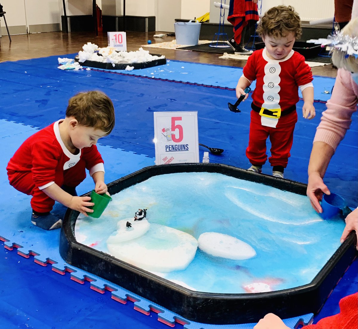 LittleMessSL's tweet photo. A VERY Messy Christmas 🎄⛄️🎅🏽
.
#christmas #messyplay #santahat #penguins #ice #snow #festive #fun #toddlers #babies #children #messy #parents https://t.co/e12RUC4iqu