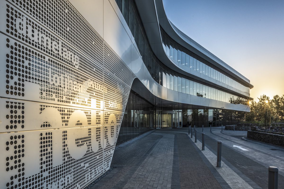 dhkarchitects's tweet photo. Embodying the company's progressive outlook, @CapitecBankSA's three-storey curvilinear headquarters is defined by its striking and dynamic architecture: https://t.co/NjNKKo1bld. #dhk #architecture #capitechq #officebuilding #contemporaryarchitecture #dynamicarchitecture https://t.co/ENcJ5wxseo