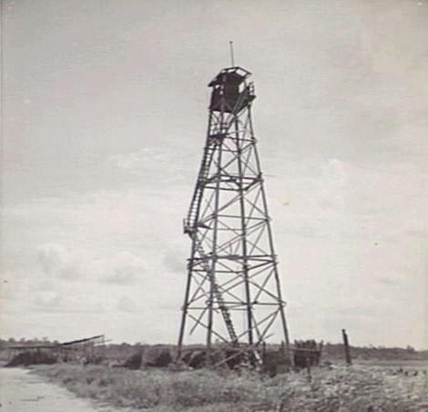3. With no resistance encountered troops enter Manggar Village and reach the edge of the airstrip...and a party of officers climbs the air-control tower to get a view of the foothills beyond. At which point 3 hidden improvised 20mm guns open up simultaneously on them.  #WeHaveWays