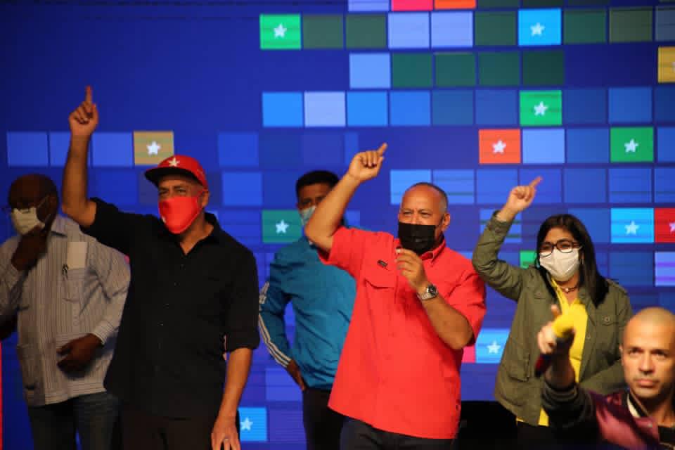 NicolasMaduro's tweet photo. Felicito al GPP y a los hombres y mujeres de las UBCH porque superando las dificultades del bloqueo y la Pandemia, han salido a votar. Ganamos con votos, vencimos a la oposición maligna y podemos decir que viene un cambio de ciclo, positivo, virtuoso, de trabajo y recuperación. https://t.co/cSw5s1Mnfl