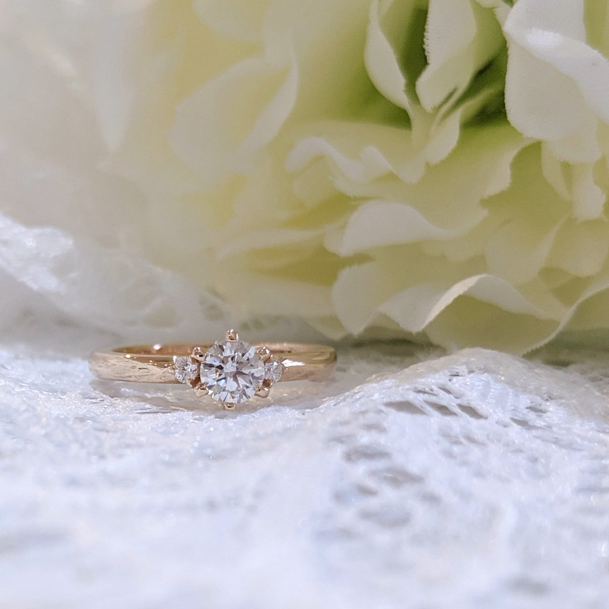 鶴 Mikoto 結婚指輪 婚約指輪 鶴 Mikoto の婚約指輪が一番可愛かった と2度目のご来店でオーダーをいただきました 既製品だと腕の部分が細すぎるとのことで 腕の部分は少し太くし 着け心地をよくしたデザインでオーダーを承りました ご納品時も