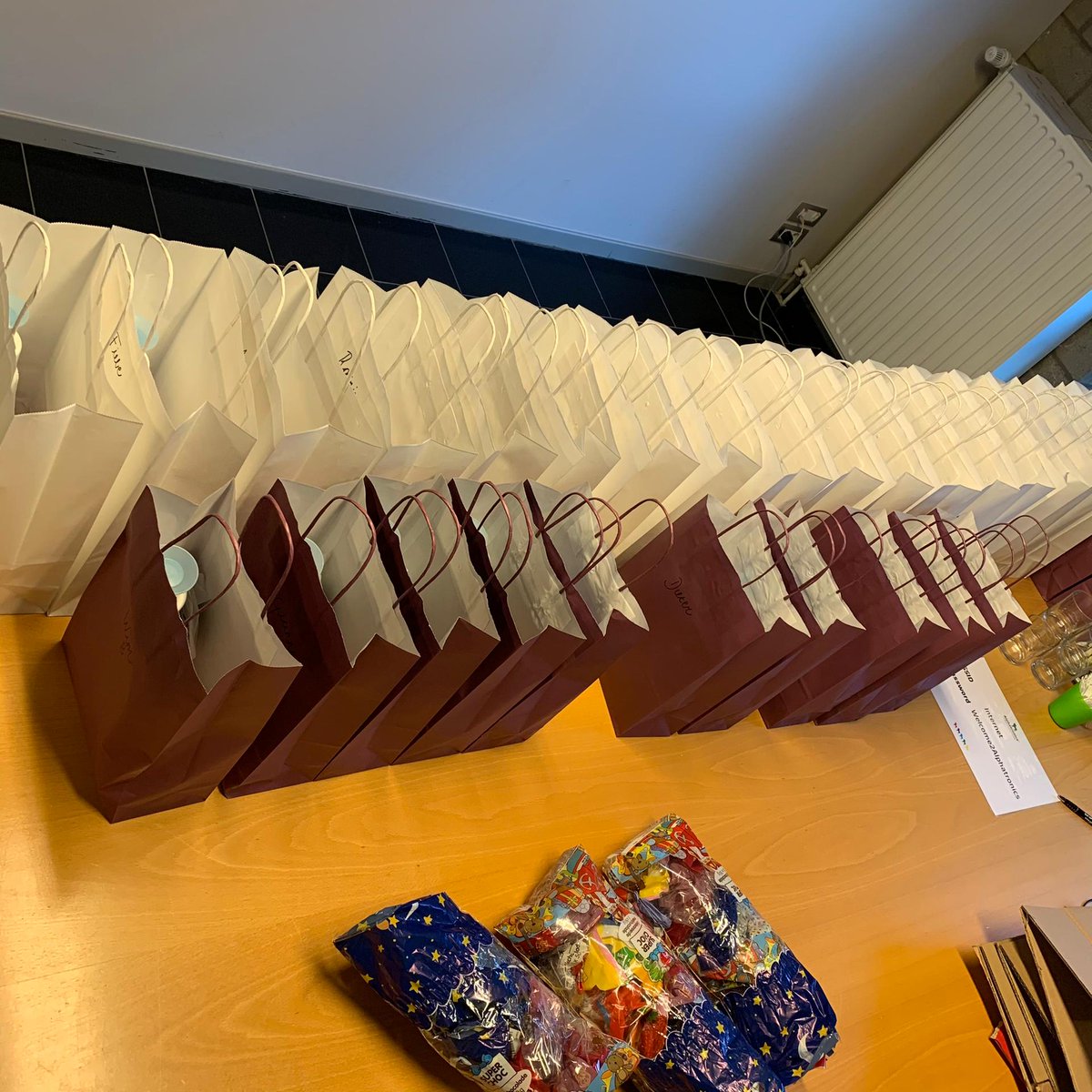 AlphatronicsBel's tweet photo. De goedheilige man is ook bij de beste collega's van Alphatronics  langs geweest het voorbije weekend!
Dankjewel Sint! https://t.co/1C3eGlrQwS