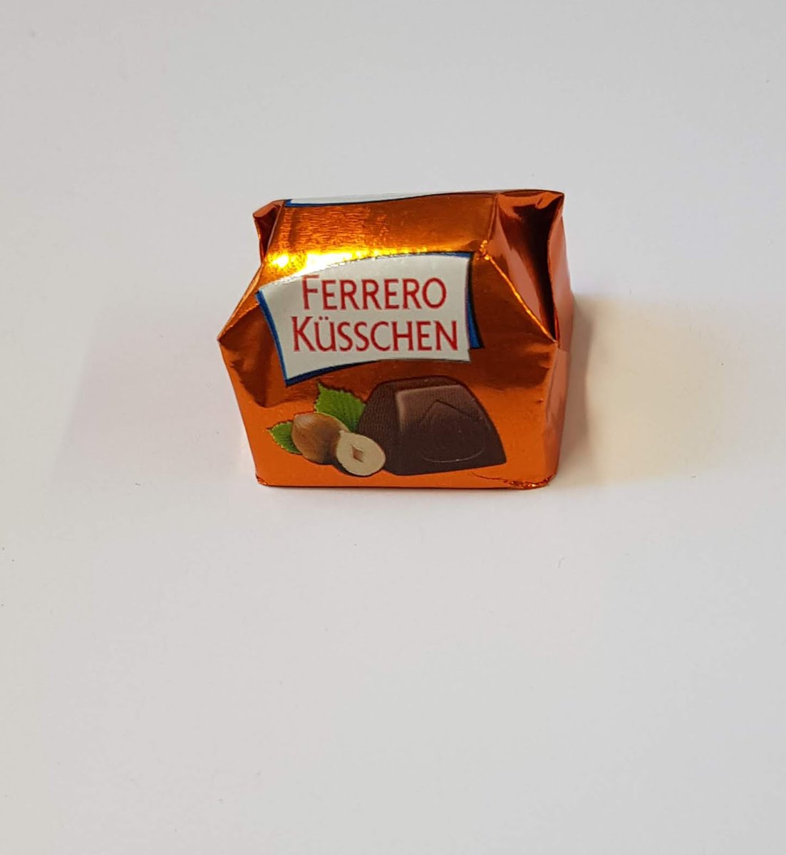 Heute im Adventskalender. Die unmittelbare Assoziation meines werbeverseuchten Hirns war natürlich: 

"Guten Freunden gibt man ein...äh...nun ja...

maximal einen Ellenbogencheck und achtet darauf, AHA+C+L einzuhalten?!?!"