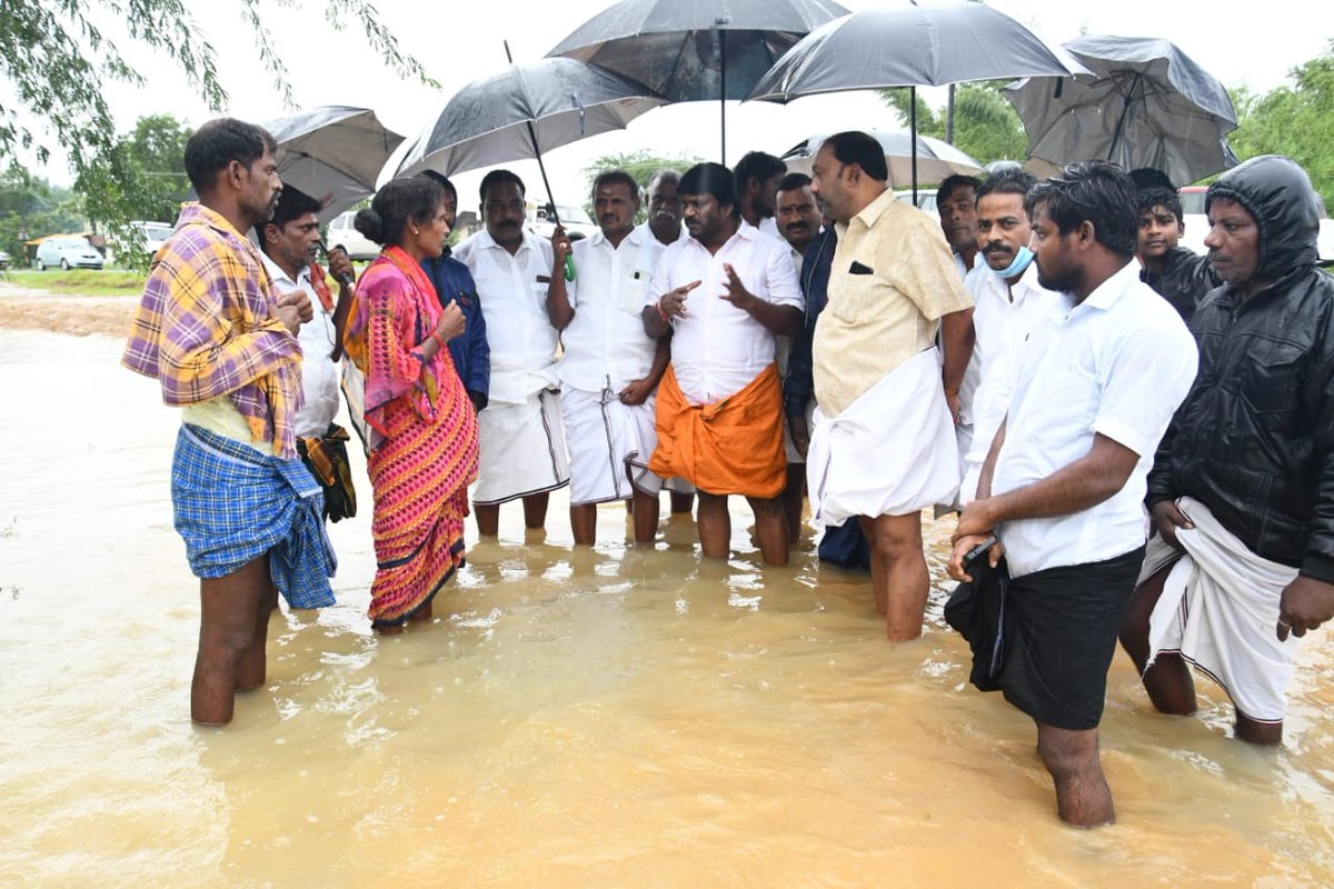 ADMK_Cudwest's tweet photo. கடலூர் மாவட்டத்தில் புரவி புயல் காரணமாக காட்டுமன்னார்கோயில் சட்டமன்ற தொகுதியில் கனமழை பெய்த கிராமங்களுக்கு சட்டமன்ற உறுப்பினர் திரு.முருகுமாரன் அவர்கள் நேரில் சென்று பார்வையிட்டு, முகம்களில்  தங்க வைக்கப்பட்டுள்ள பொதுமக்களுக்கு உணவு வழங்கினார். 

#PureviCyclone #Cuddalore https://t.co/pkUoELDFS7