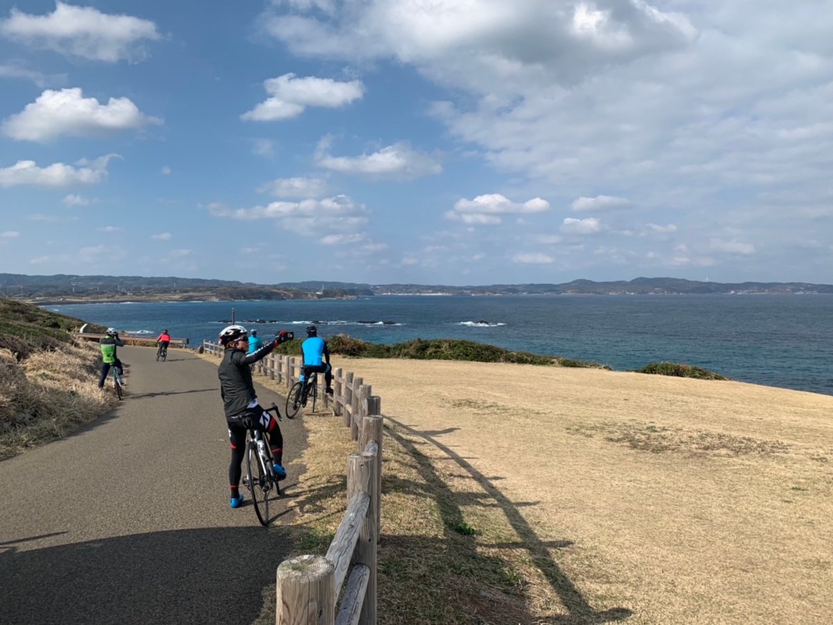 kyushu_unyu's tweet photo. 唐津に続き、自転車をフェリーに乗せて長崎壱岐へ。起伏のあるコース約50㎞をサイクリングチームの力を借りて、印通寺港～猿岩～郷ノ浦港のモデルルートをモニタリング。観光地としてもいい場所で、サイクルラックも整備済です。#サイクリング #イゾラーニファルコーネ #壱岐 #九州郵船 #九州 https://t.co/w3qqc9v2bc