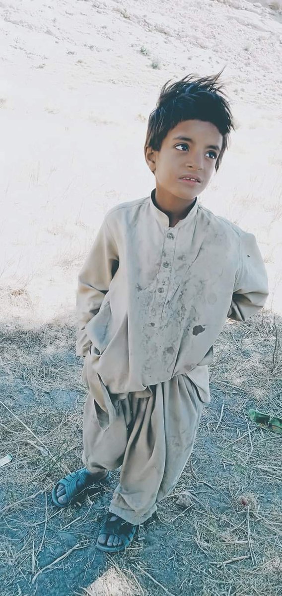 IrfanZehri100's tweet photo. حالاتِ حاضرہ
اُجڑے کپڑے، میلا چہرہ، بِکھرے بال
اور آنکھوں میں اٹھتا ایک "قہر"
اس شدت کی سردی میں اپنے ارگرد ایسے لوگوں کو نہ بھولیں آگے آئیں ہمارا ساتھ دیں تاکہ ان لوگوں تک گرم کپڑے سویٹرز پہنچاسکے۔
#Zehri #hadirkash😥
#WinterClothes
@mushy_ahmad @Aadiiroy @Senator_Baloch https://t.co/0CSgHAtZUX