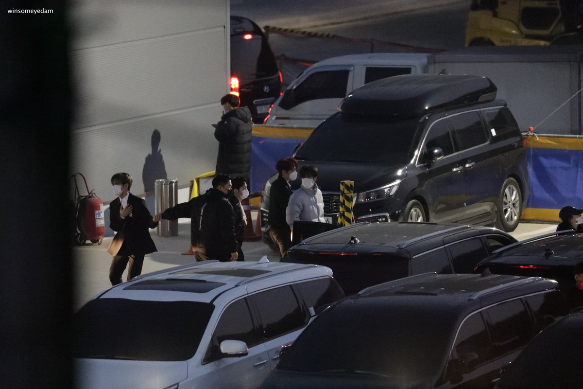 เมเนกลัวจีฮุนไปวิ่งซนอีก เลยต้องจับมือไว้ก่อน เดี๋ยวน้องหาย 555555