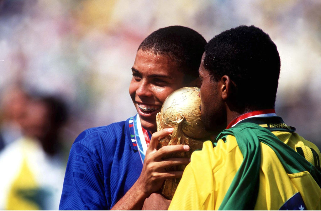 Le sélectionneur Carlos Alberto Parreira le prend pour le Mondial 1994. Il vient pour apprendre, et repart avec le trophée (sans avoir joué).