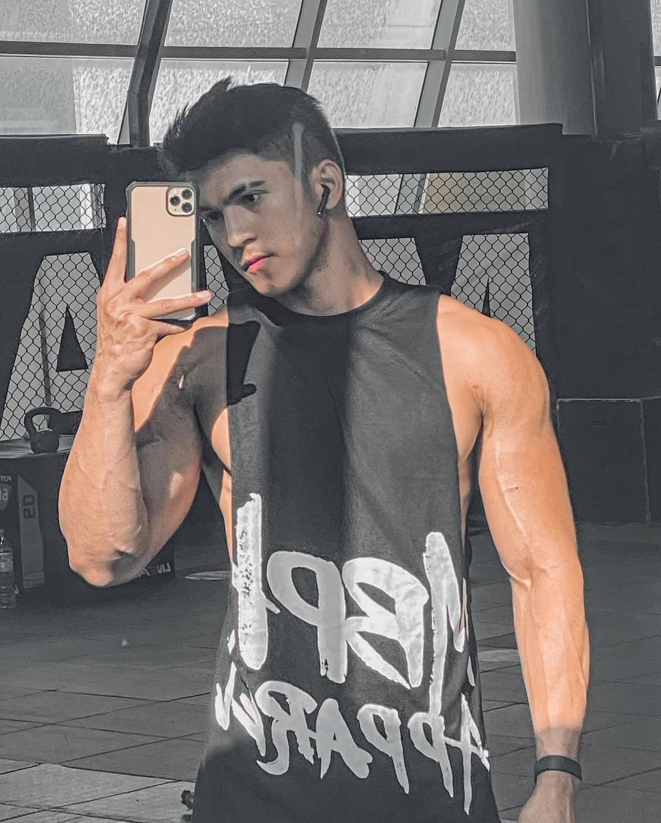 THEHYPEDBAES's tweet photo. His arms are so big and thicc like damn. I literally would let him put me in a headlock just so I could be in his arms. https://t.co/ZK3wi4DnUD