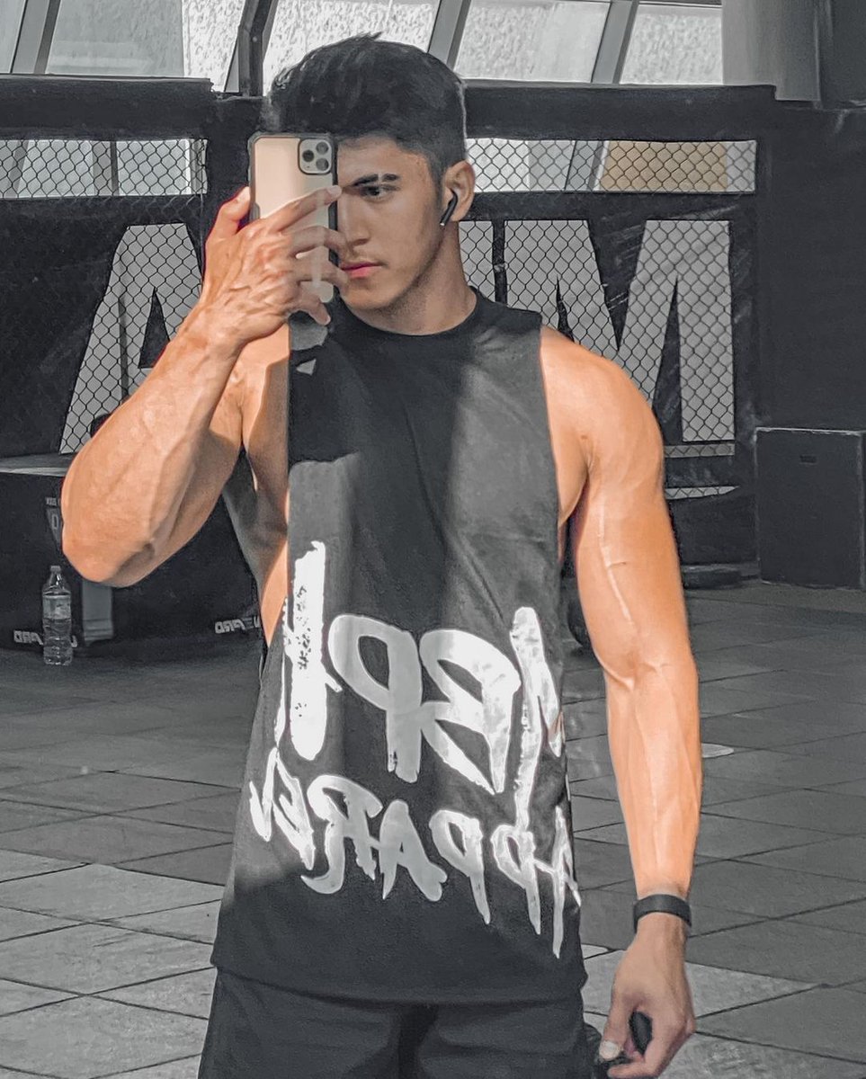 THEHYPEDBAES's tweet photo. His arms are so big and thicc like damn. I literally would let him put me in a headlock just so I could be in his arms. https://t.co/ZK3wi4DnUD