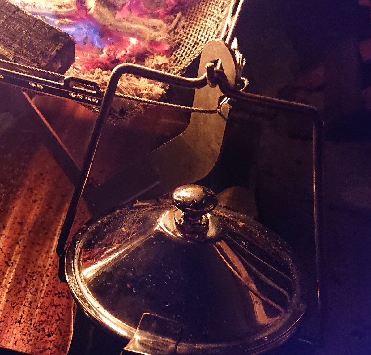 cameskyさんのワイヤーフレームのステンレス棒とDODの網使った小技真似してみたけどこれは良いぞ。脱落防止に両端を少し小細工したら完璧。 