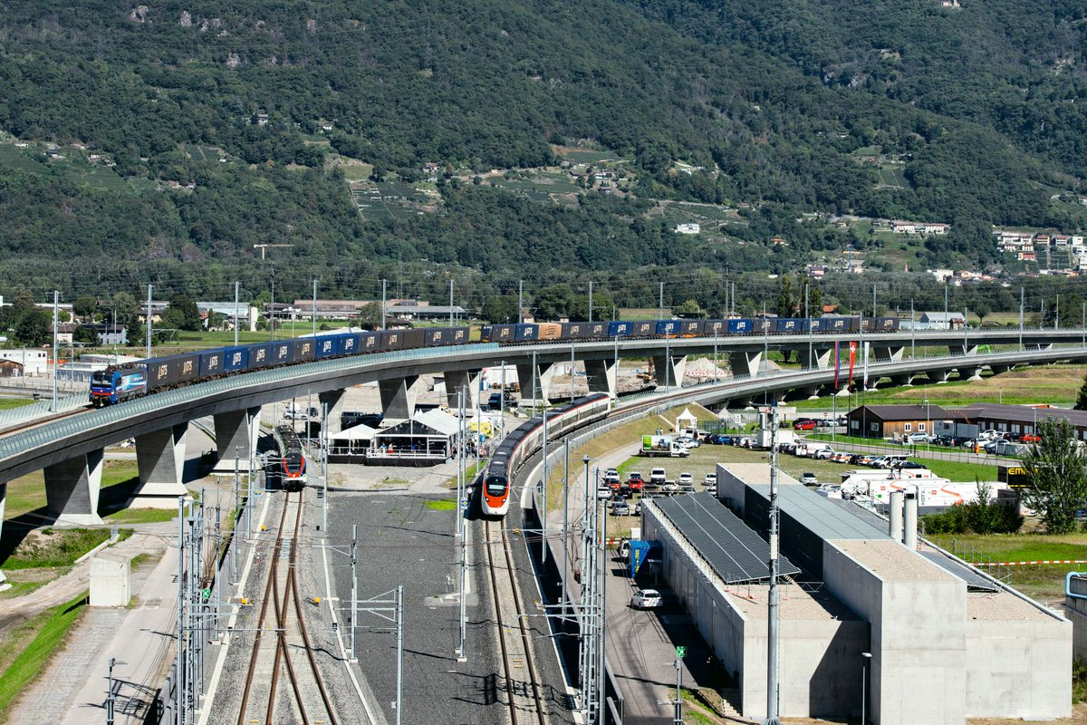 SBBCargo's tweet photo. Mit der Neuen Eisenbahn-Alpentransversale (Neat) bricht Mitte Dezember 2020 ein neues Zeitalter an. Die Schweiz nimmt den Ceneri-Basistunnel pünktlich in Betrieb, doch international wird noch gebaut. Was heisst das für die Kunden von SBB Cargo?

https://t.co/r20tNLn9jH https://t.co/hw1gCpDOd5