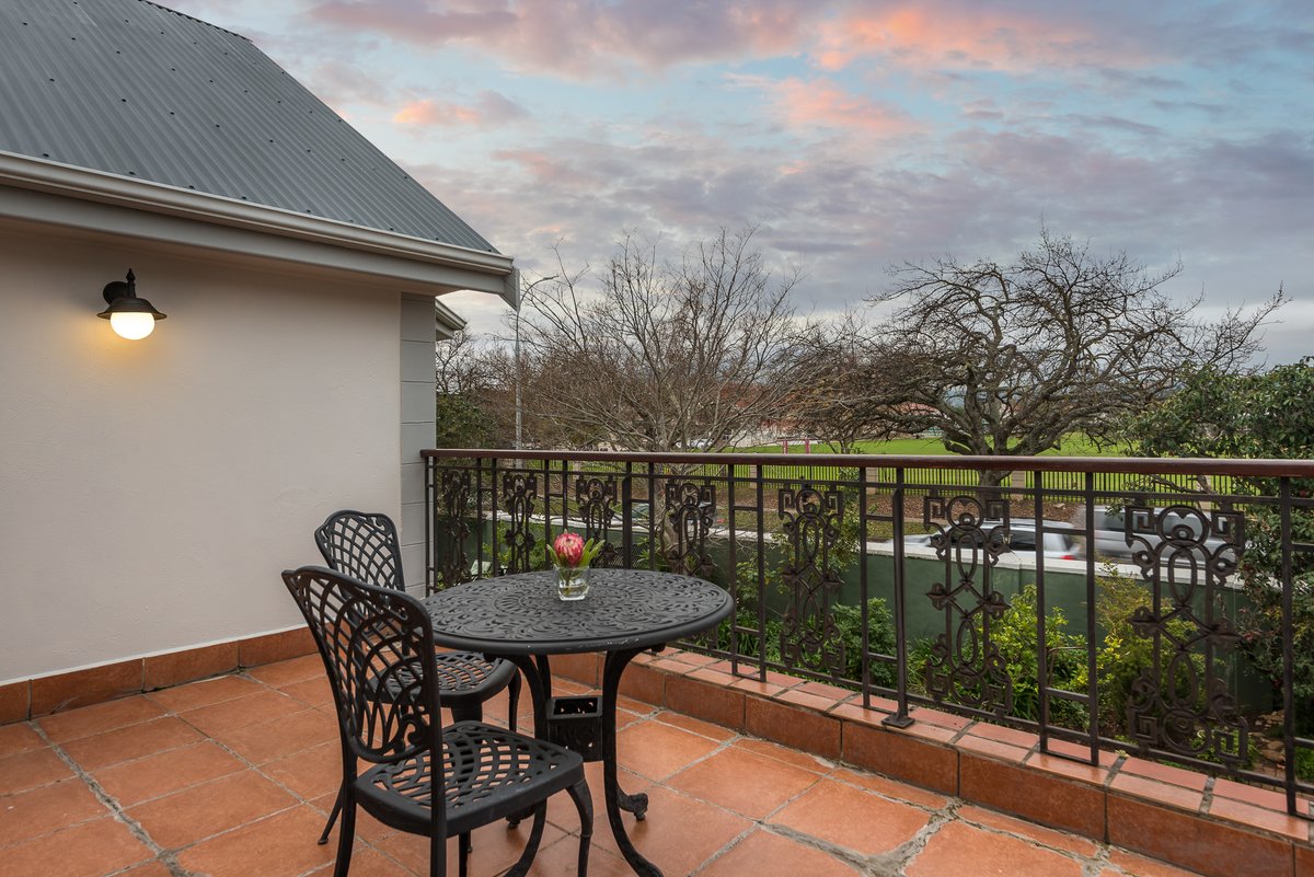 rusthuiz's tweet photo. Relax on the balcony after a day exploring the winelands.

#guesthouse
#Stellenbosch https://t.co/UOHYh2tznv