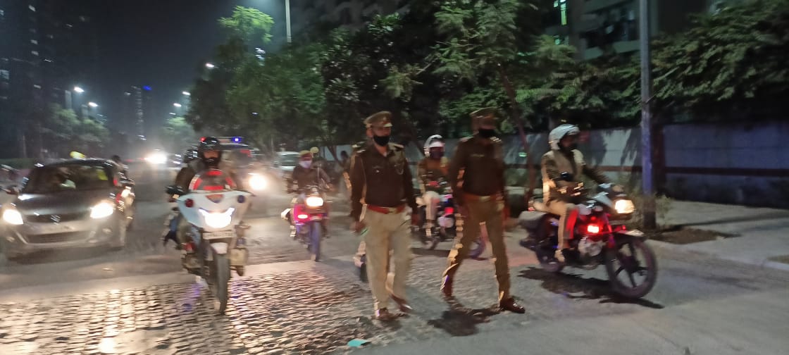 आगामी भारत बंद के आह्वान के दृष्टिगत कानून एवं शांति व्यवस्था बनाए रखने हेतू SHO बिसरख मय फोर्स के गौर सिटी 1,गौर सिटी 2, महागुण, शहबेरी मे फुट पेट्रोलिंग /रूट मार्च किया गया।