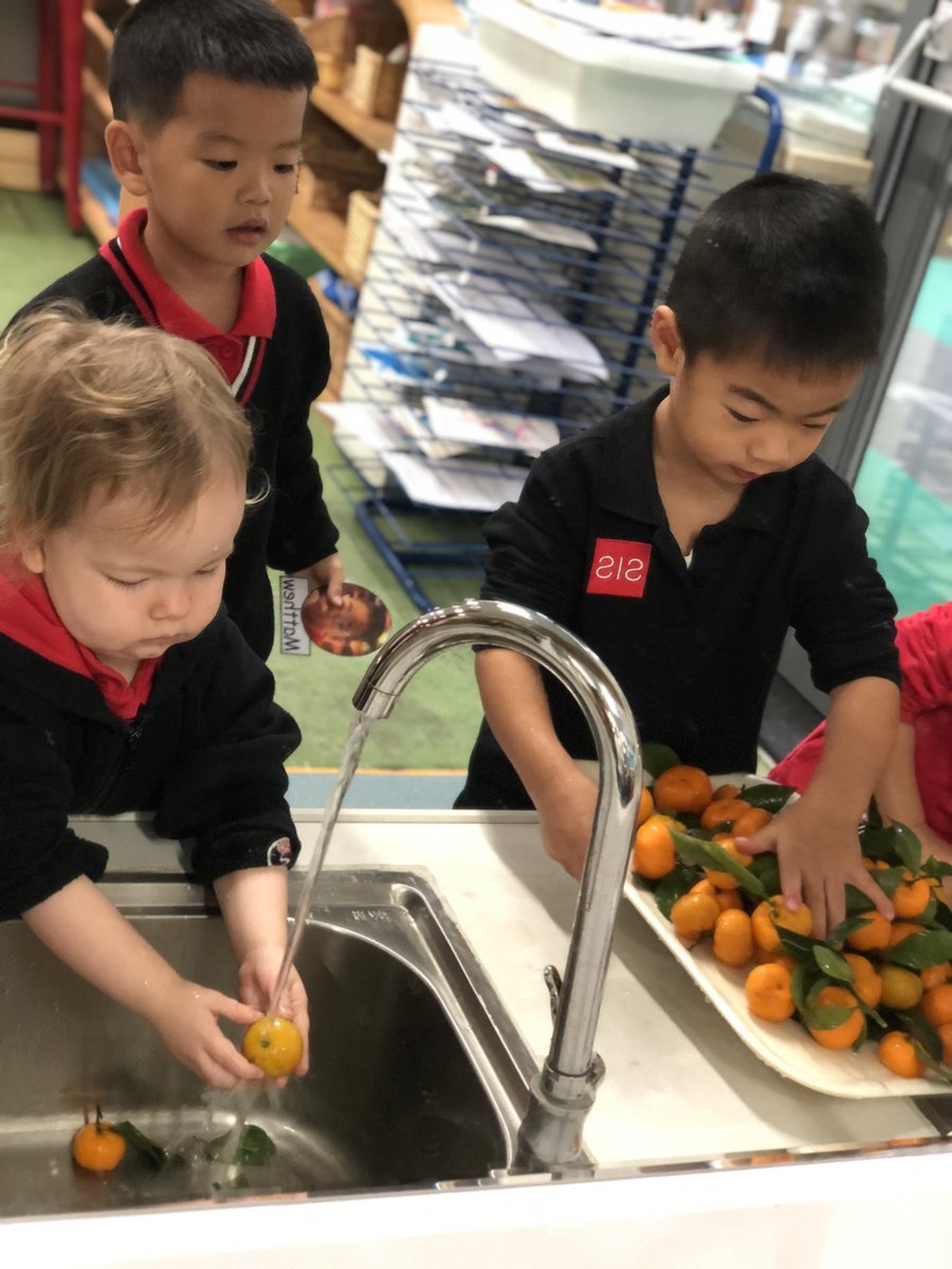 annlopez1981's tweet photo. Advocating healthy eating and teaching self-help skills in #NurseryA. #2yrsold #developingIndependentLearners #handsonlearning #smallMovement #finemotorskills #happytummy #SISRocks #youngestGeckos @Natalie_Magnus @MrMagnusELL https://t.co/WQ7R6nJ3YS