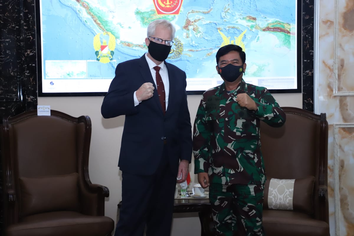 Puspen_TNI's tweet photo. Panglima TNI  terima kunjungan kehormatan Acting US Secretary of Defense, dalam rangka meningkatkan  kerjasama pertahanan melalui pendidikan dan latihan bersama kedua Negara
#tni #puspentni #p5
https://t.co/XDcFehOiiT https://t.co/HnDDgA5yKL