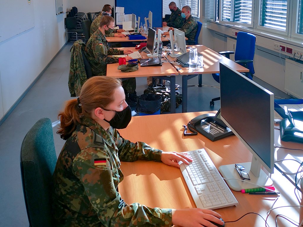 SanDstBw's tweet photo. Die Ausbildung der #ContainmentScouts wurde durch den #Sanitätsdienst vereinheitlicht und digitalisiert. Die Ausbildungsinhalte stehen allen #Soldat|innen, die in den Gesundheitsämtern helfen, über das San-Netz zur Verfügung.
Mehr: https://t.co/uSzbTBCgKu
#FürEuchGemeinsamStark https://t.co/2NfpRPBomd