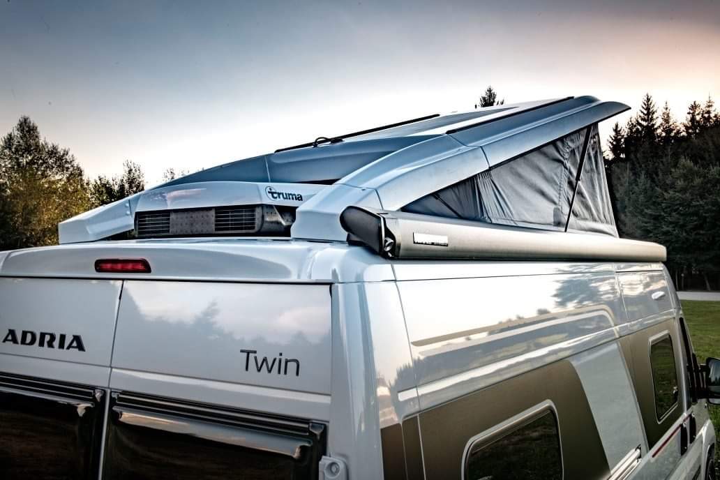 Twin Sport
• Ingenioso mecanismo de techo de apertura con pivote único y brazos laterales extendidos.
• Estabilidad contra el viento cuando está abierto y cierre totalmente seguro al conducir.
• Diseño totalmente integrado para adaptarse a SunRoof y equipo de techo opcional.