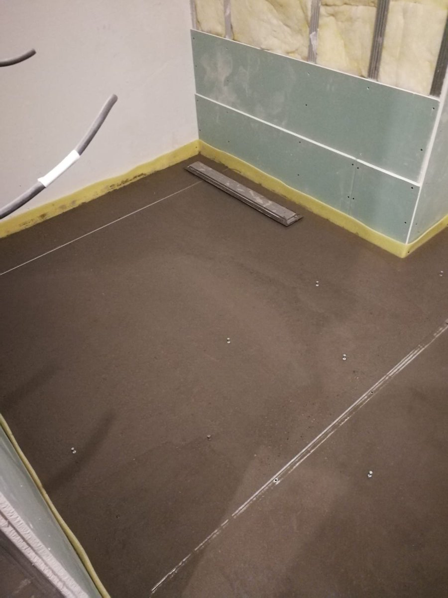 27/ The overall bathroom flooring still has some work to be done, with the floor heating system being installed this week.Once laid, self-leveling concrete comes in next, after which we will be ready for the marble tiles.