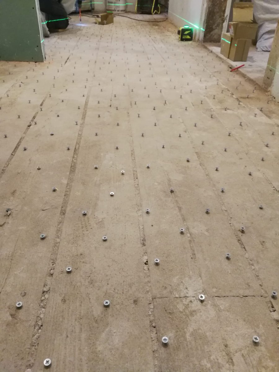 25/ Preparing the floors throughout the apartment. The basic chipboard is installed on top of the screws with a perfect level, at which point we will be ready to start the laying of parquet in late January of next year.