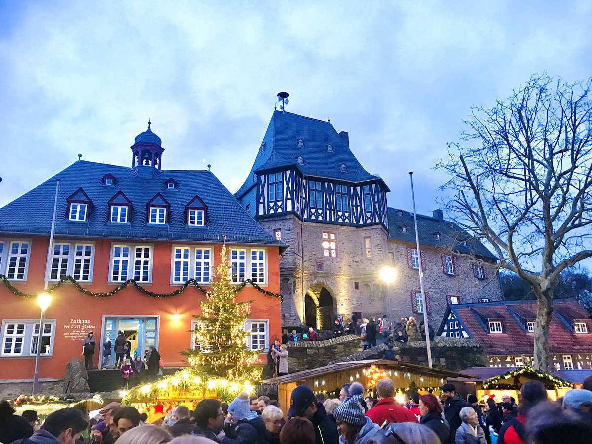 akmkdt's tweet photo. 🇩🇪木組みの家街道の宝石・イトシュタインのクリスマスマーケットの思い出。
一年前の今日 見ていた景色です。
#DiscoverGermanyFromHome
#VisitHessen
#クリマ狩り2019 https://t.co/VWaqRv5IHp