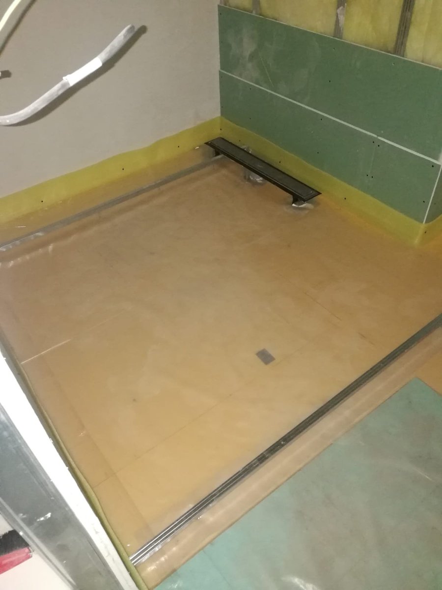 26/ Waterproofing work has now been completed in both bathrooms (shower areas) as well as in the small powder room (WC).