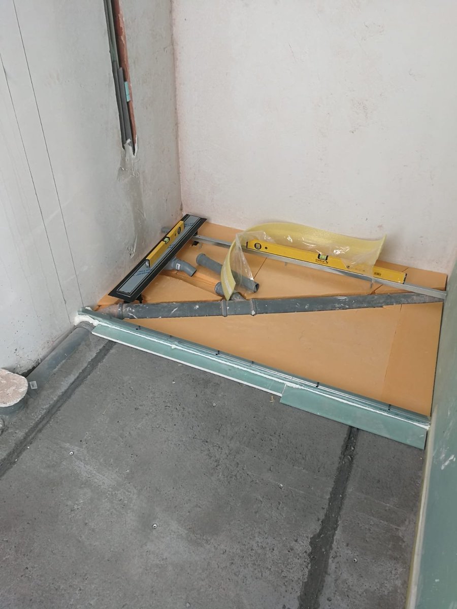 26/ Waterproofing work has now been completed in both bathrooms (shower areas) as well as in the small powder room (WC).