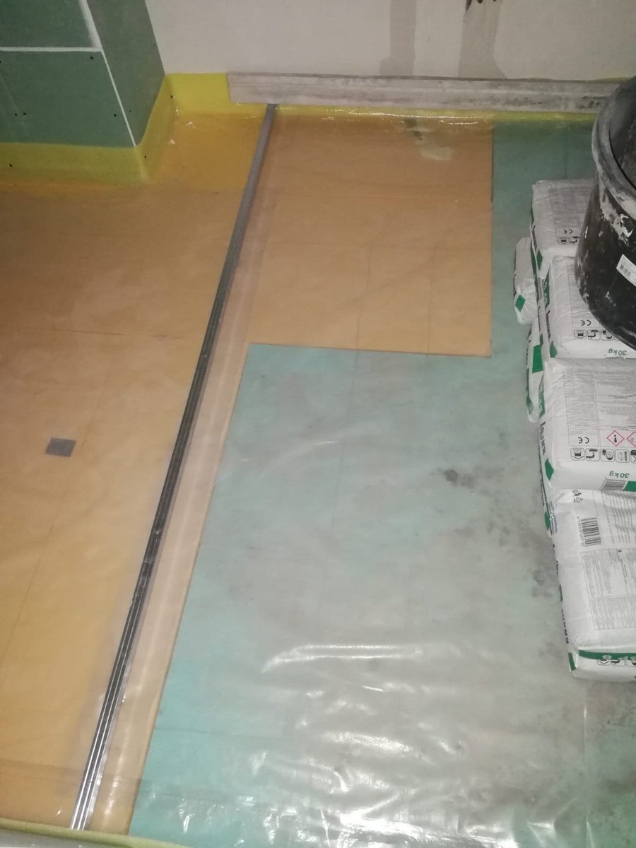 26/ Waterproofing work has now been completed in both bathrooms (shower areas) as well as in the small powder room (WC).