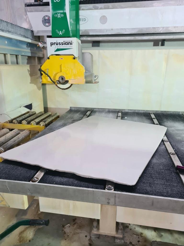 28/ Meanwhile, the machines at the mines are busy cutting our marble tiles order, which will be used on the floor of the bathrooms.Our dimensions are 30x10cm and we have opted for high quality selected tiles with a honed finish.
