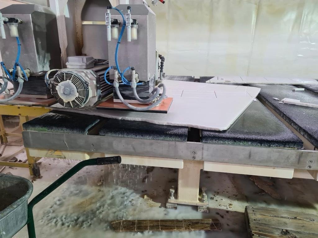 28/ Meanwhile, the machines at the mines are busy cutting our marble tiles order, which will be used on the floor of the bathrooms.Our dimensions are 30x10cm and we have opted for high quality selected tiles with a honed finish.
