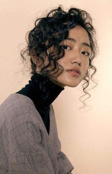 thread of poc in dark academia cause the aesthetic is extremely whitewashed and there's barely any pictures of poc dark academics on pinterest / tumblr