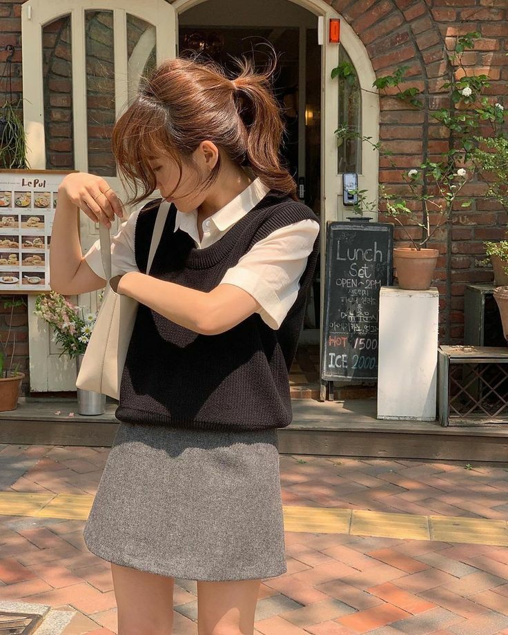 thread of poc in dark academia cause the aesthetic is extremely whitewashed and there's barely any pictures of poc dark academics on pinterest / tumblr