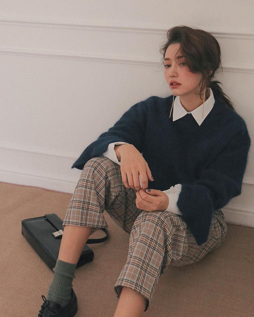 thread of poc in dark academia cause the aesthetic is extremely whitewashed and there's barely any pictures of poc dark academics on pinterest / tumblr