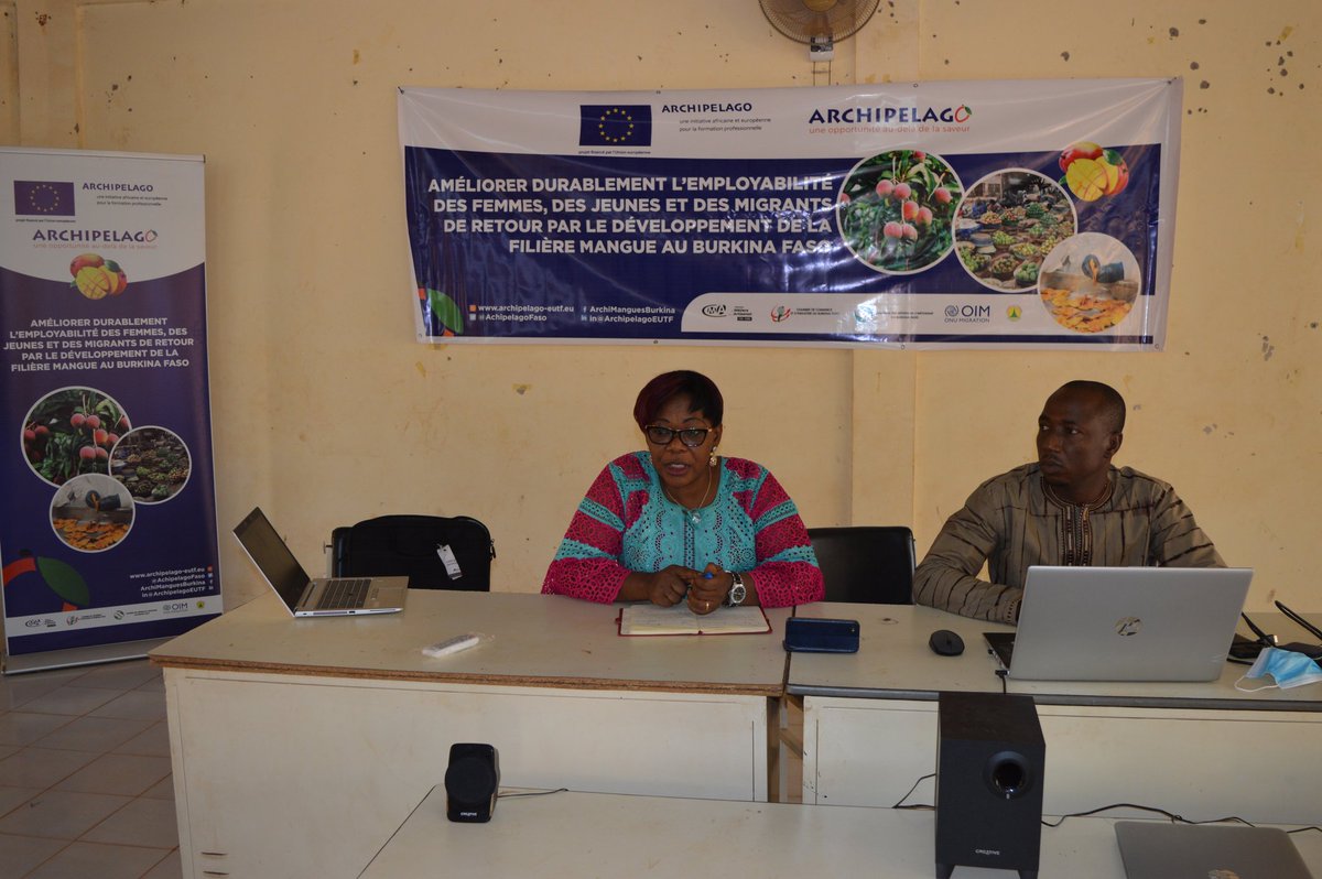 ArchipelagoFaso's tweet photo. Début, ce matin à Banfora, de l'atelier d'information et de sensibilisation des bénéficiaires.
Une centaine de jeunes, de femmes et de migrants de retour de la Région des Cascades participent à la 1ère session d'information et de sensibilisation sur le Projet Archipelago mangue. https://t.co/whLPvskOf8