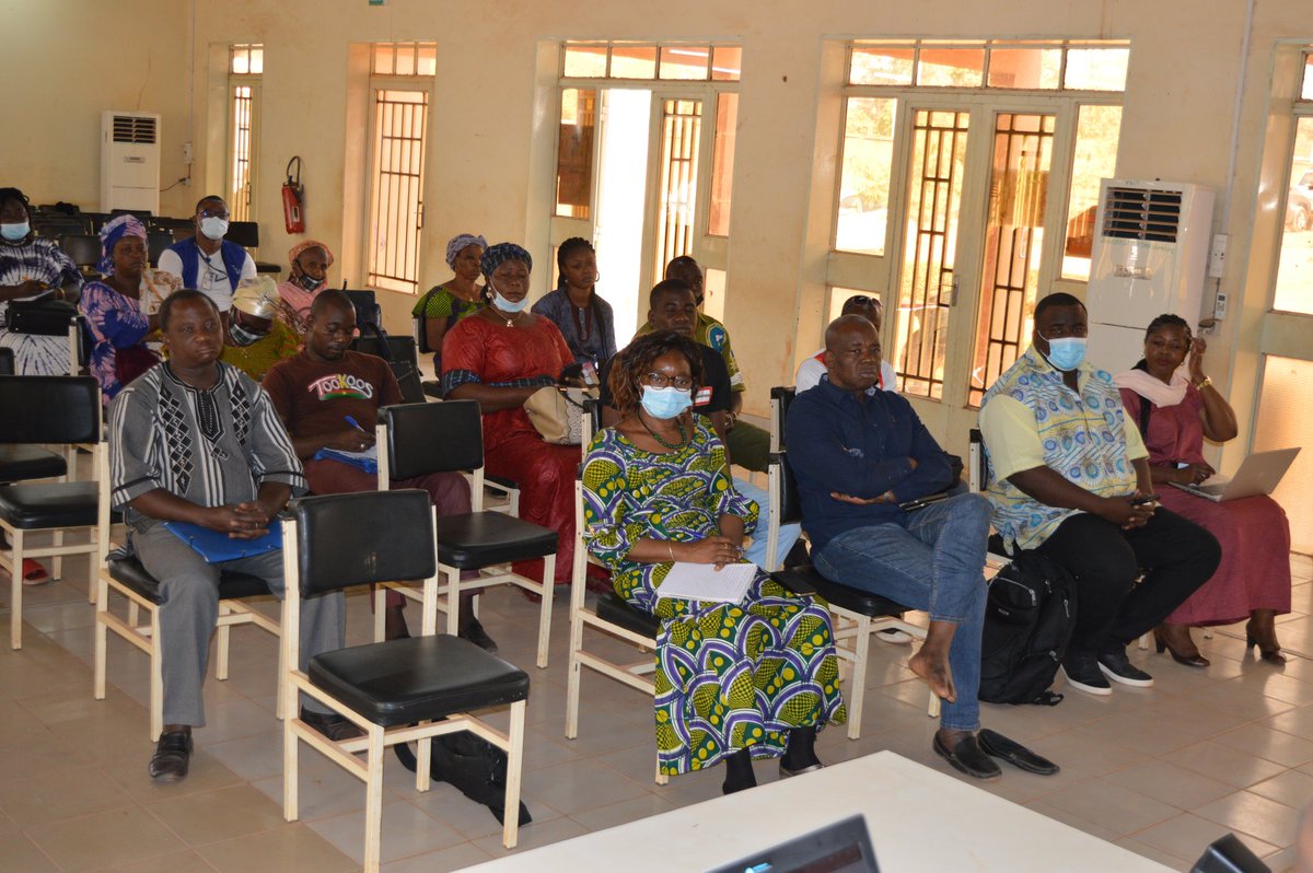 ArchipelagoFaso's tweet photo. Début, ce matin à Banfora, de l'atelier d'information et de sensibilisation des bénéficiaires.
Une centaine de jeunes, de femmes et de migrants de retour de la Région des Cascades participent à la 1ère session d'information et de sensibilisation sur le Projet Archipelago mangue. https://t.co/whLPvskOf8