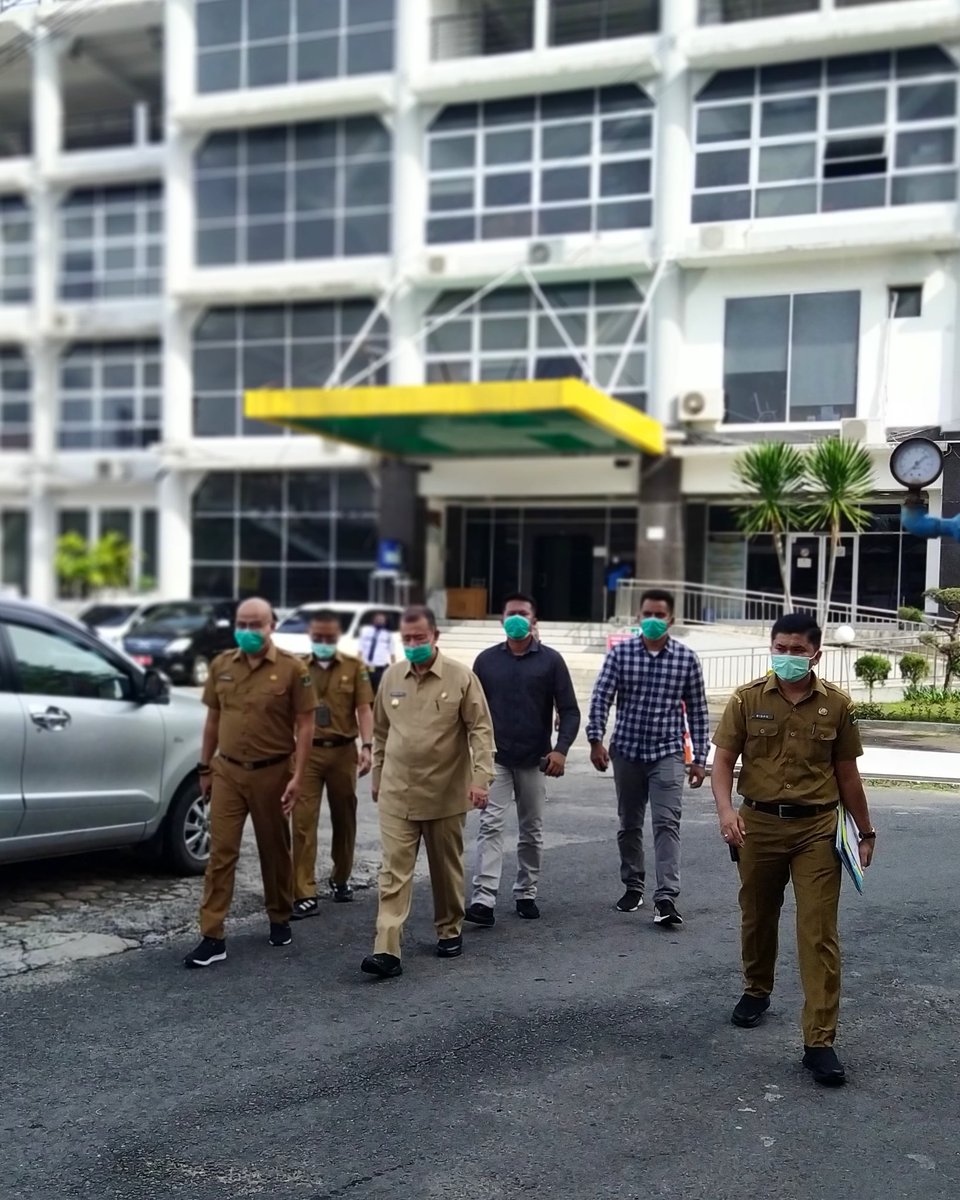 nastaabit's tweet photo. Tepat hari ini ayah kembali ke rutinitas seperti biasa sebagai Wakil Gubernur Sumbar, terkait masa cuti ayah yang sudah berakhir per tanggal 5 desember kemaren

Pagi ini ayah menyapa rekan-rekan di kantor Gubernur dengan kegiatan yang sudah di jadwalkan.
#nasrulabit #sumbarunggul https://t.co/6m0WxKzk7P
