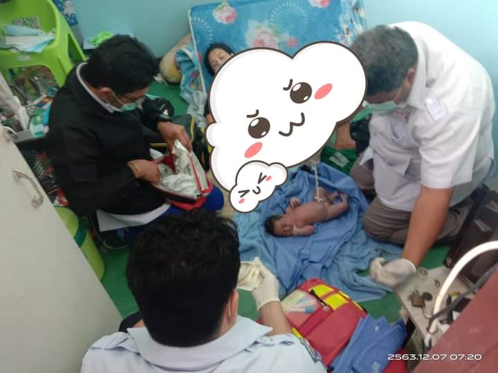 fav_53's tweet photo. เช้านี้ 
FAV.53 หน่วยปฐมพยาบาลภาคสนาม 
First aid Volunteer
โดยธรีอาซ เป็นต่อ (อาสาหน่วยแพทย์ วชิระพยาบาลฐาน 51-00 ) และทีมงาน ช่วยเหลือทำคลอด ที่บางกอกใหญ่ (ในห้องเช่าเล็กๆแห่งหนึ่ง) ช่วยเหลือทำคลอดด้วยความปลอดภัยทั้งแม่และเด็กเพศชาย  นำส่งรพ.ในเวลาต่อมานอกม๊อบเราก็ช่วยเหลือครับ https://t.co/vlUgYn8Gb7