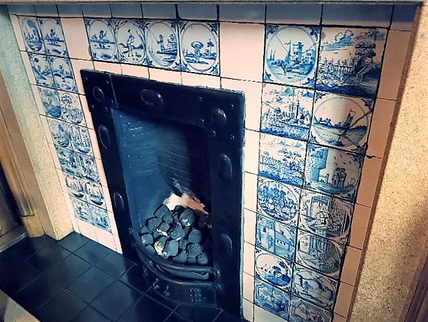 Our cosy fireplace with Dutch tiles. These once adorned James Syme’s “retiring room” in his Edinburgh Minto House Surgical Hospital in the 1830s @ARAScot #ArchiveAdventCalendar #WarmFire 🔥