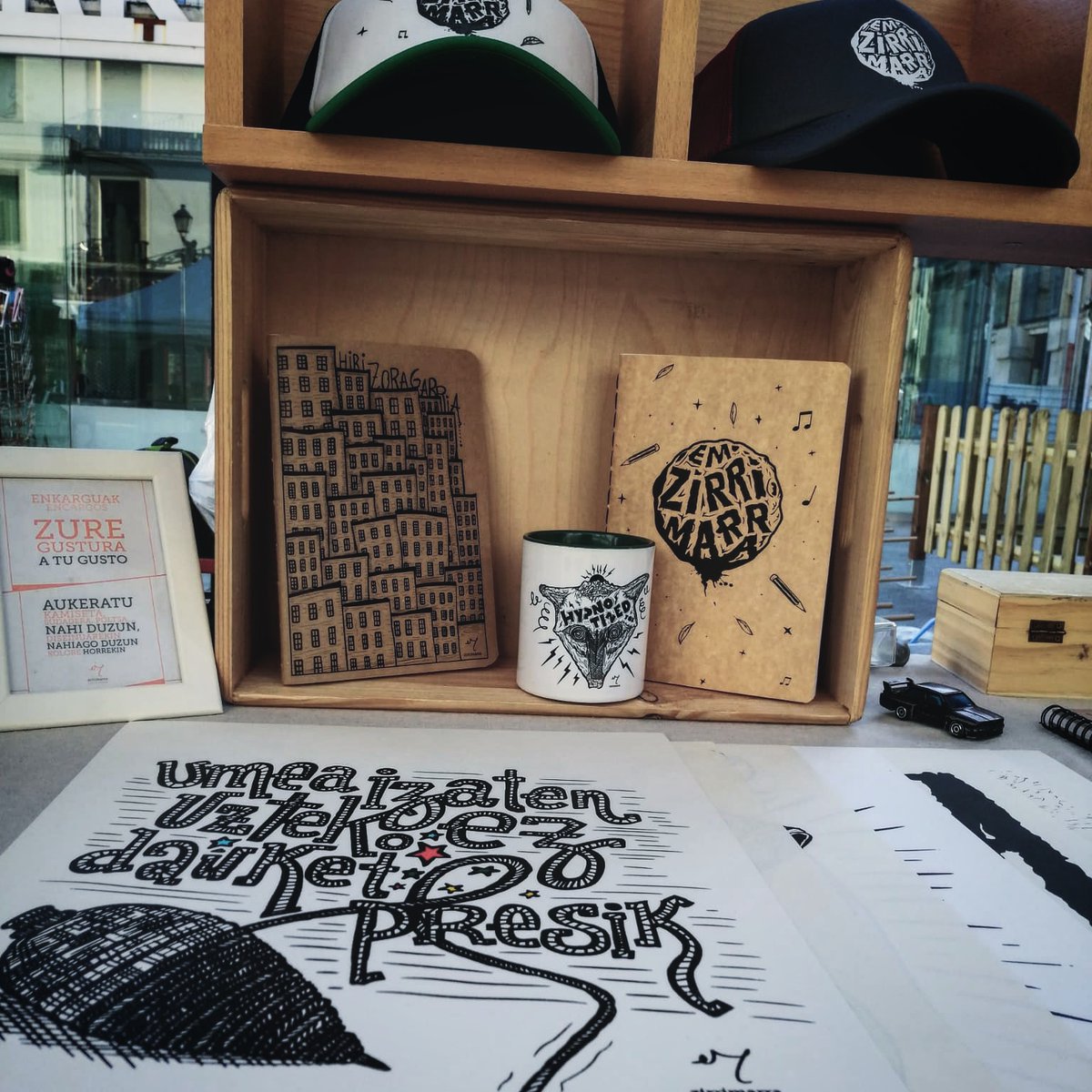 emzirrimarra's tweet photo. Aste berri on guztioi EMZ Espaziotik #ilustrazioa #serigrafia #eskuzegina #bergara #gipuzkoa #euskalherria #debagoiena #koadernoak #katiluak #laminak #biserak #marrazki #marraztu #marrazketa #artisautza #bertanegina #bertanerosi #illustration #sketchbook
https://t.co/5pOMQDc6Ck https://t.co/DU9n2po0bQ