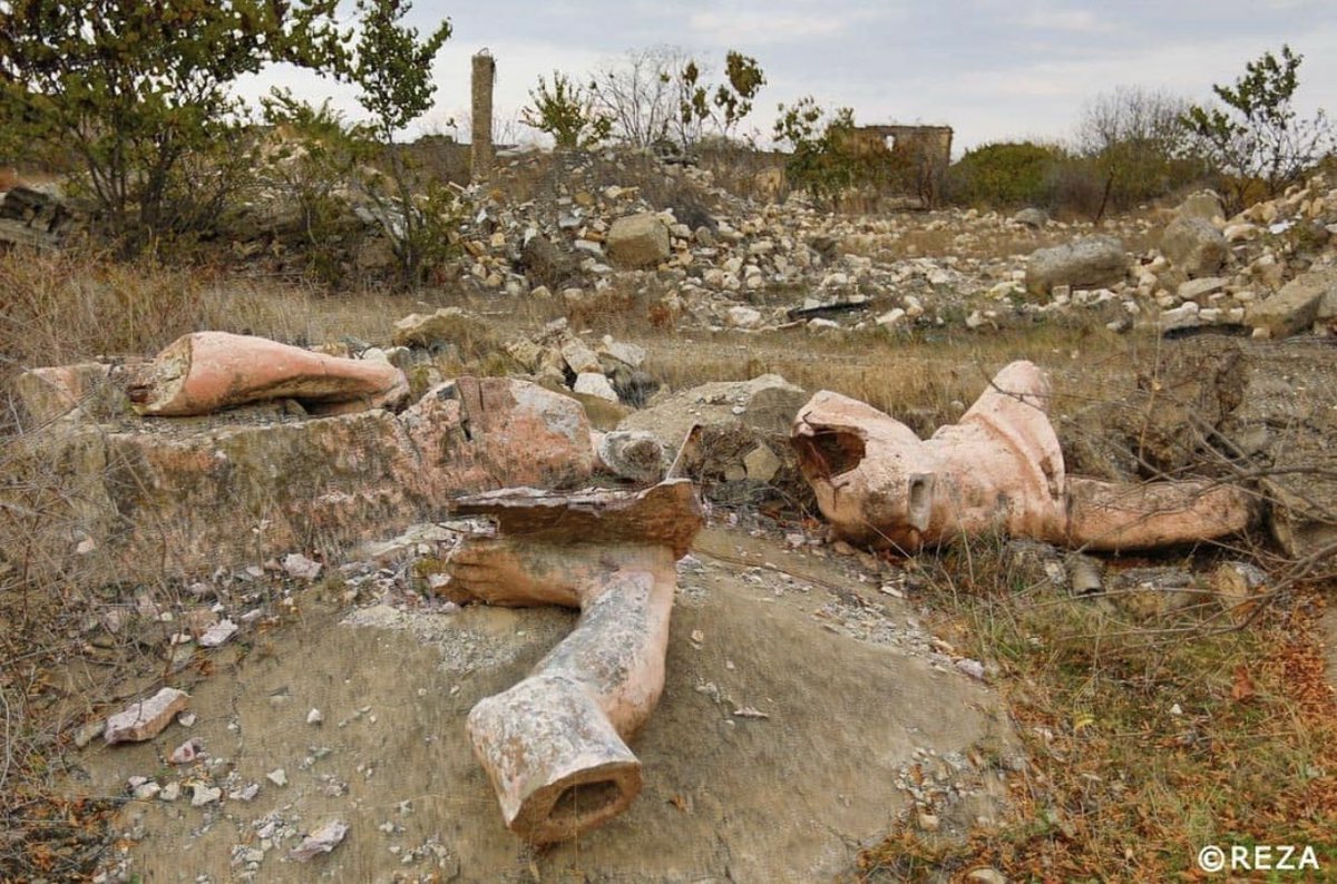 Théâtre national dramatique d'#Aghdam avant et après l'occupation arménienne. Les Arméniens ont vandalisé la statue devant le théâtre de la ville et son bâtiment 
📸: <a href="/REZAphotography/">REZA</a> 

#StopArmenianVandalism 
#StopArmenianBarbarism
#StopArmenianAggression 
#KarabakhisAzerbaijan