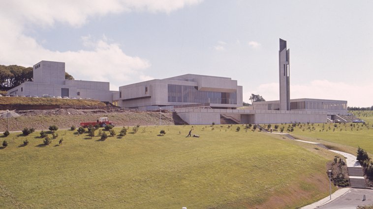 C20Cymru's tweet photo. #CalendrAdfent 7 Rhagfyr: Canolfan y Celfyddydau, Aberystwyth, gan Dale Owen o Bartneriaeth Percy Thomas fel rhan o'i gynllun campws ar gyfer Prifysgol Aberystwyth. Agorwyd 1972, mae'n gwneud y mwyaf o olygfeydd y safle dros Fae Ceredigion. Roedd y clochdy... ⤵️📷@RCAHMWales https://t.co/r2msXeL5fR
