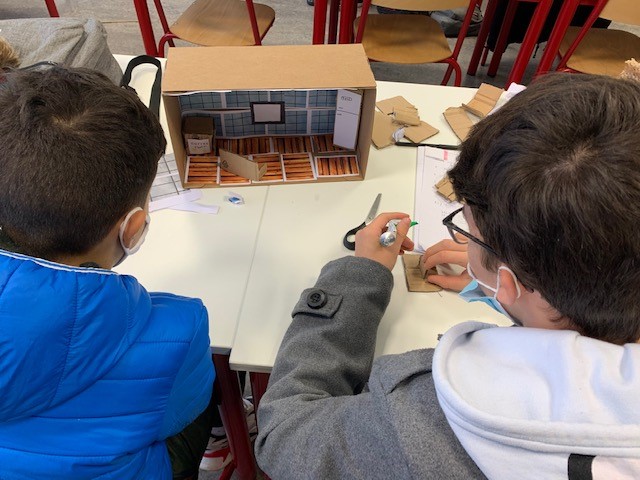chloAyala1's tweet photo. [ #UtopiaLab ] Nos #utopies sont bien avancées, RDV le #4janvier pour la restitution en jeu de rôles! 
@adelaideinvivo @MAISONMP @AAMALP_Tlse 
#Français #GéographieProspective #EDD #Urbanisme #ArtsAppliqués #Archipourtous @CDI_LPGARROS https://t.co/MOk7bnRu5s