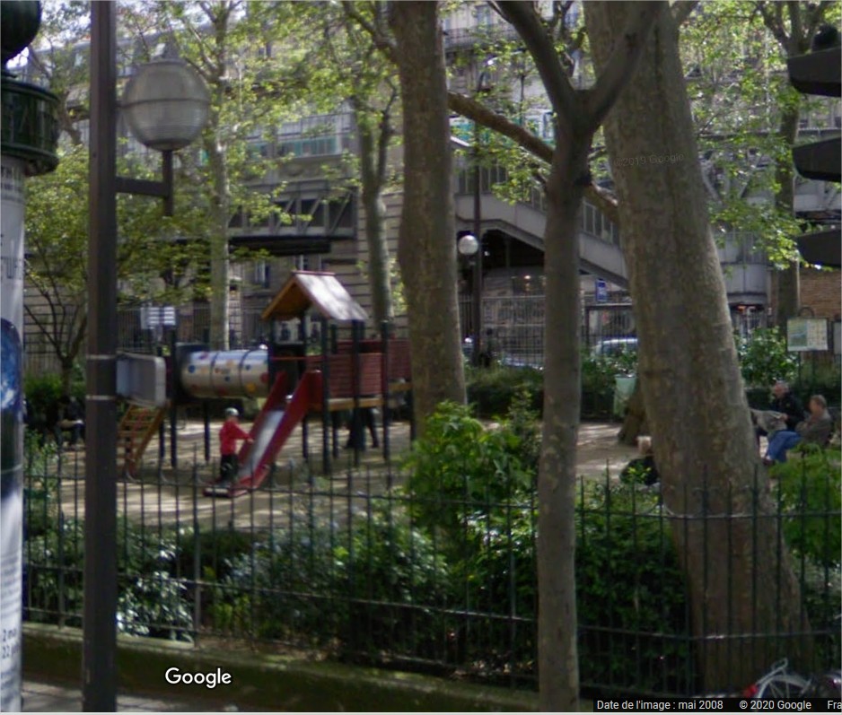 Une vue qui va faire mal au ventre aux riverains de la place de La Chapelle. Square de Marillac, des jeux pour enfants, des enfants qui jouent, un homme qui lit son journal, et le kiosque ouvert... On dirait un autre siècle, ce n'est pas très loin pourtant : 2008. 1/3