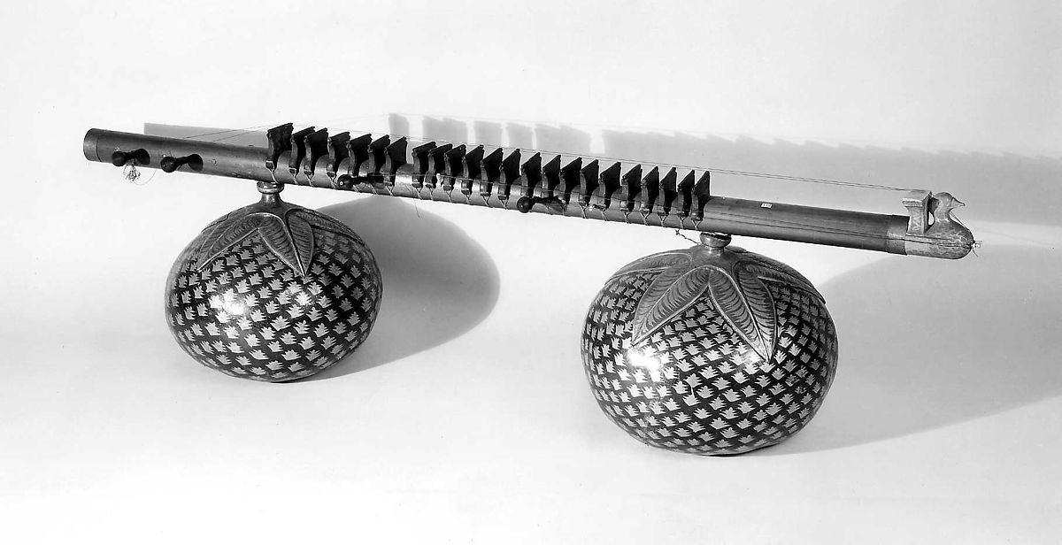 Māhatī Vīṇaca.1885 @metmuseum states "Variations of this stringed rudra vina with its 2 gourds are routinely depicted in ragamala paintings attesting to popularity of vina family of instrument"we had Rudra Veena players too in recent times Swami Datatrey Rama Rao & Asad Ali