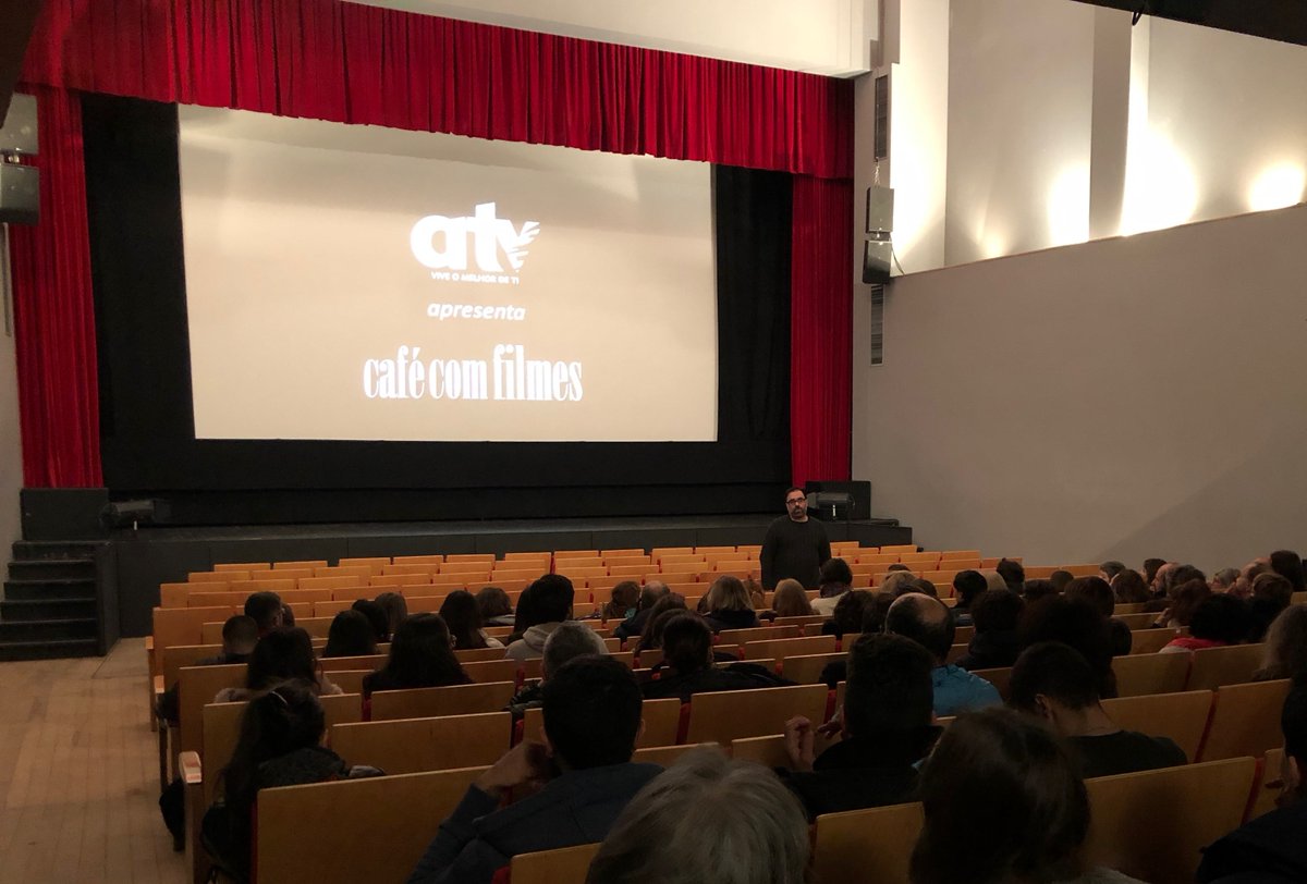 atv_pt's tweet photo. "Gosto de me apresentar como um caminhador de perguntas e lançador de sonhos a tempo inteiro, mas para efeitos profissionais, despacho a coisa como sendo produtor e programador cultural." 
Gonçalo Oliveira

🎥 Queres saber mais? 🖱 https://t.co/JZ5sBTr4YC https://t.co/tBAb7g1lqU