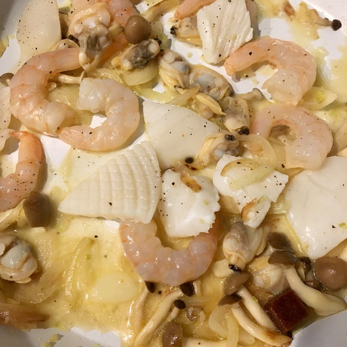 今日の旦那メシ シンプルなやつほど強いッ By空条承太郎 シーフードパスタ あとサラダとカレー風味の野菜炒め 大粒のシーフードミックスが手に入ったので 器 トニオトラサルディのパスタ皿 ジョジョ一番くじ 相変わらず秋刀魚が食べたいです ツイレポ