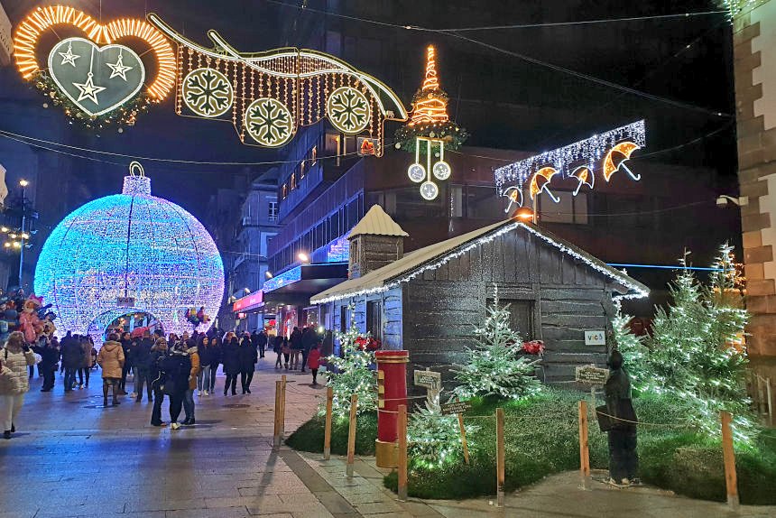 ¿Sabías que en #Vigo es donde vive la #Navidad ? Te contamos todo sobre el espectacular alumbrado de 10 millones de bombillas LED💡, más de 300 calles iluminadas, la cabalgata estática🐫🐫🐫, restricciones y mucho más 👇
#ElFenómenoVigo #Navidad2020
mapaymochila.es/Xha0l