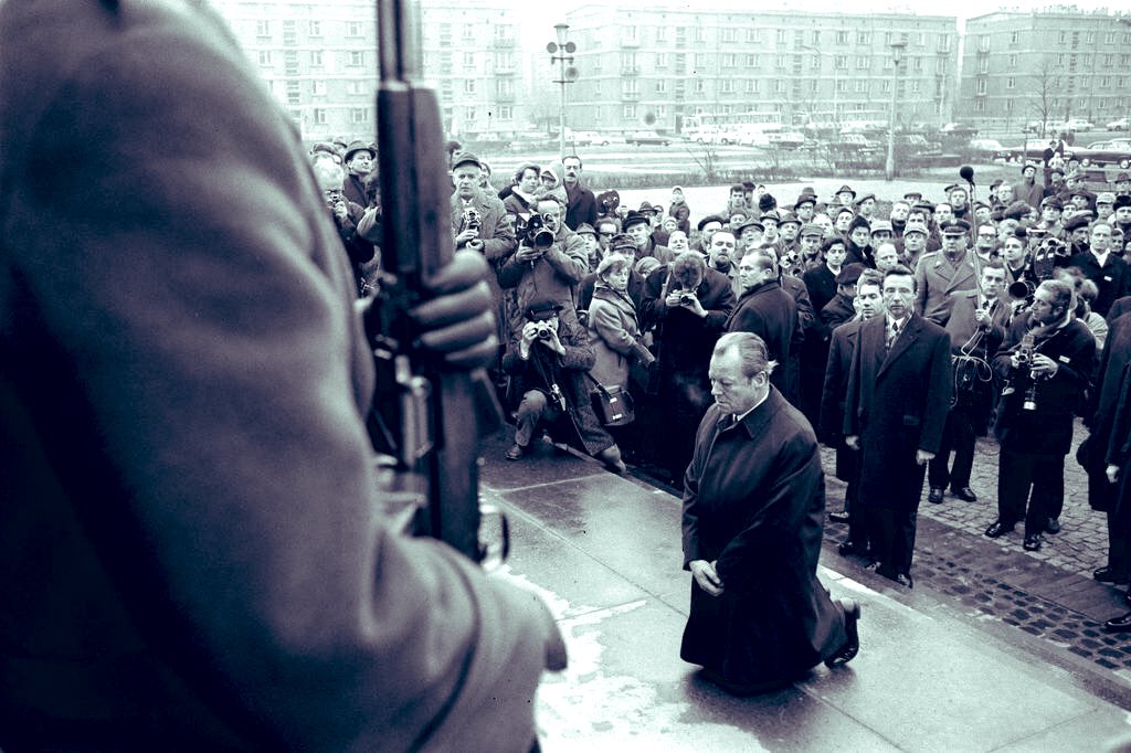 CBeaune's tweet photo. Il y a 50 ans, Willy Brandt s’agenouillait devant le mémorial du ghetto de Varsovie.
Pour l’exemple et pour l’histoire. 
Pour se souvenir des monstruosités qui ont ensanglanté l’Europe, ne jamais oublier et savoir pourquoi nous devons bâtir l’Union 🇪🇺 https://t.co/8cZmf45o7J