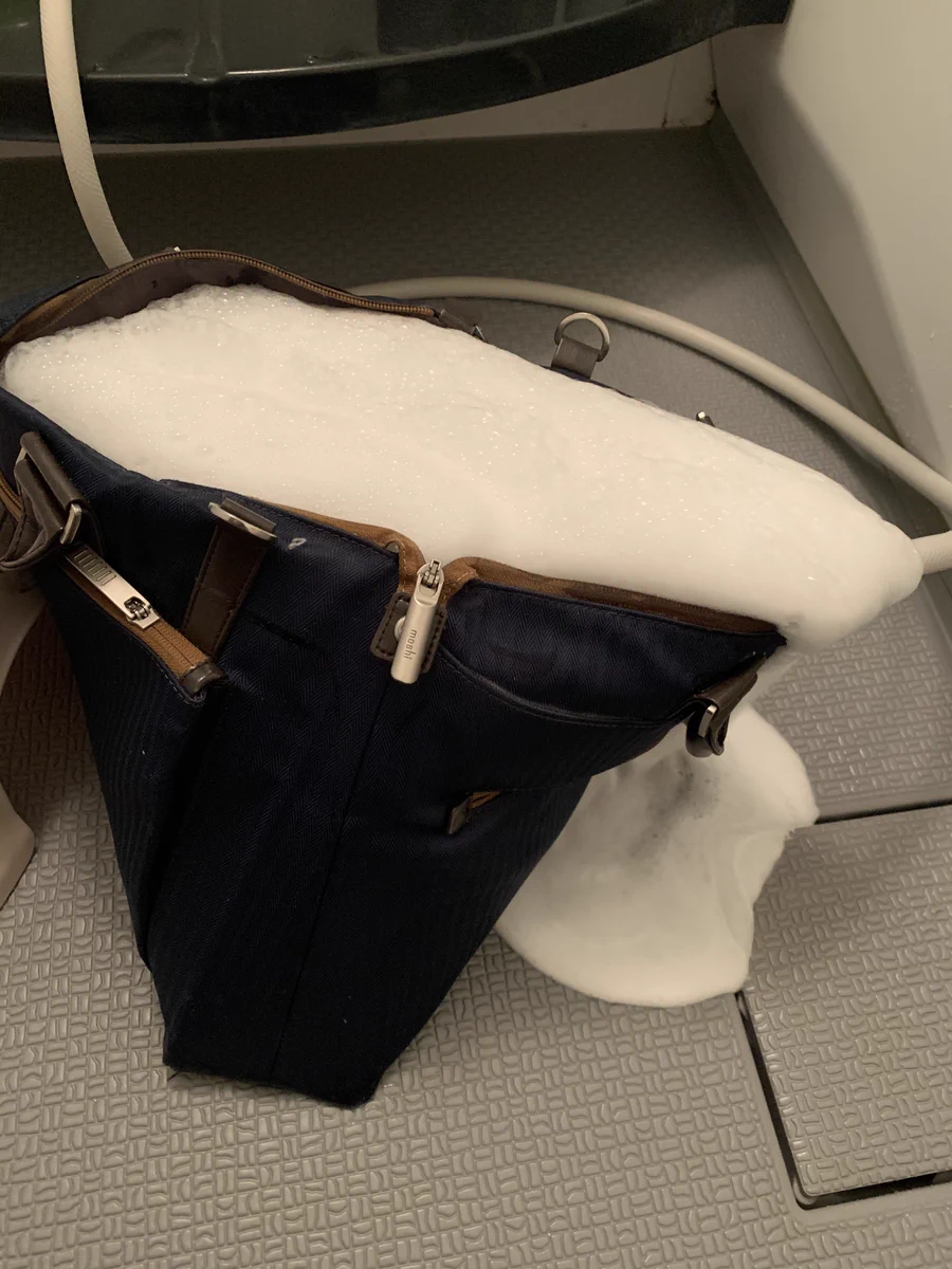 鞄の中で液体せっけんが漏れる…泡だらけで大変なことになってしまった！
